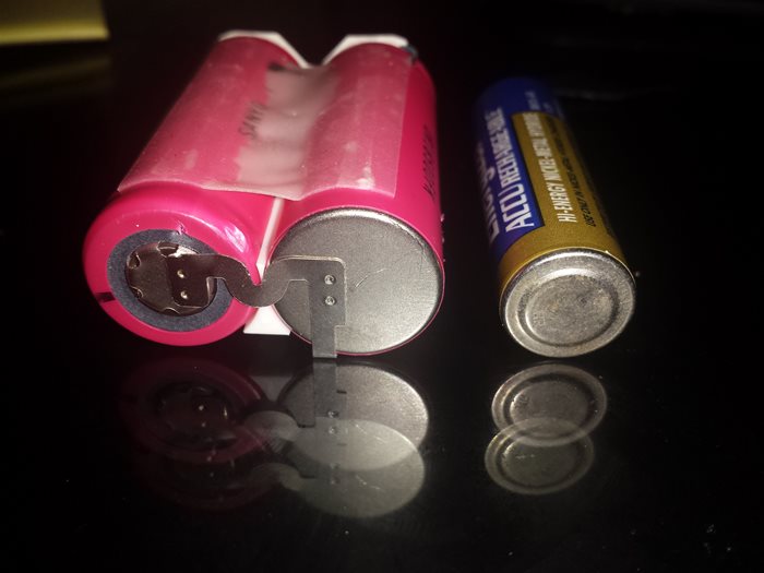 SANYO UR18500FK Lithium Ion cells compared to AA battery